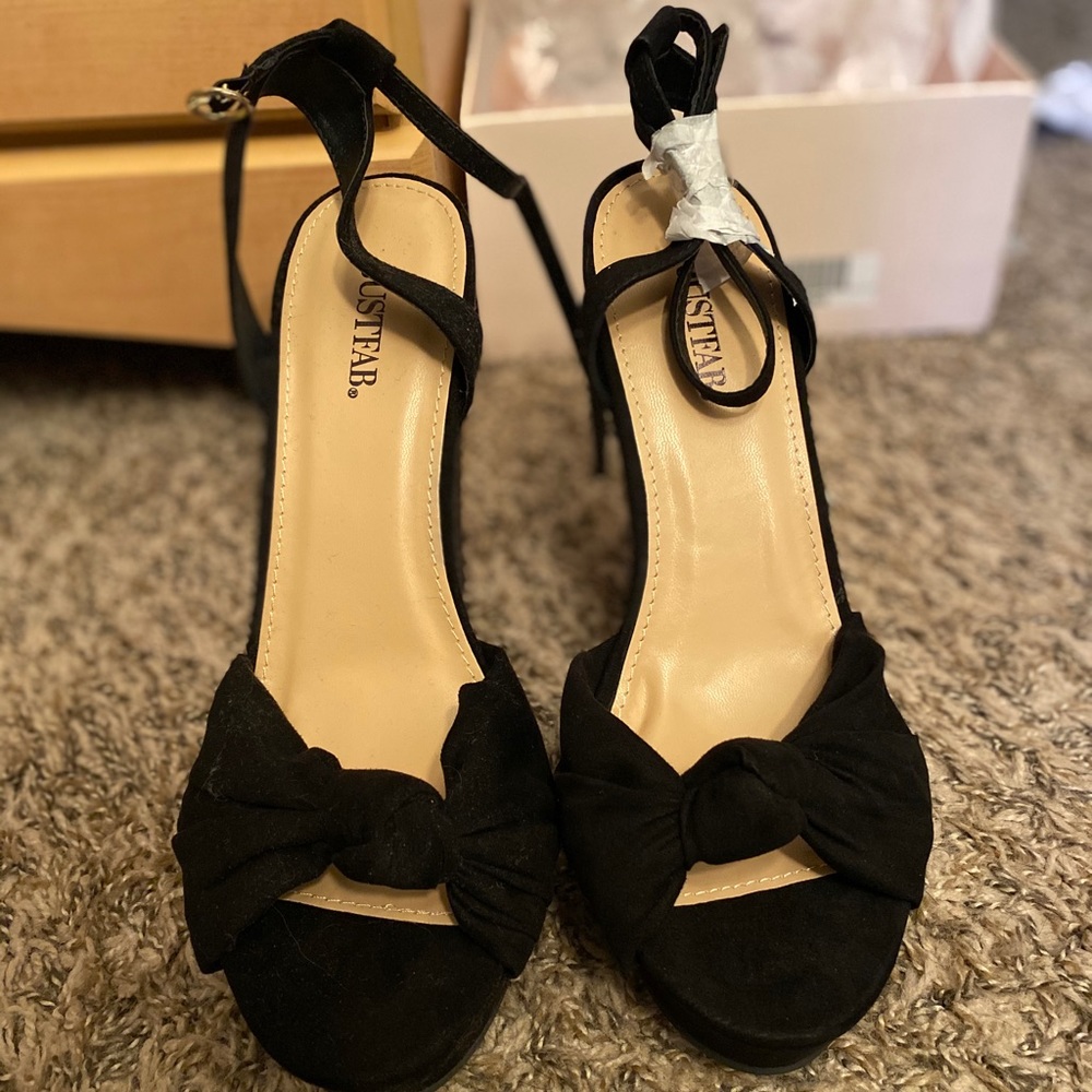 All black wedges